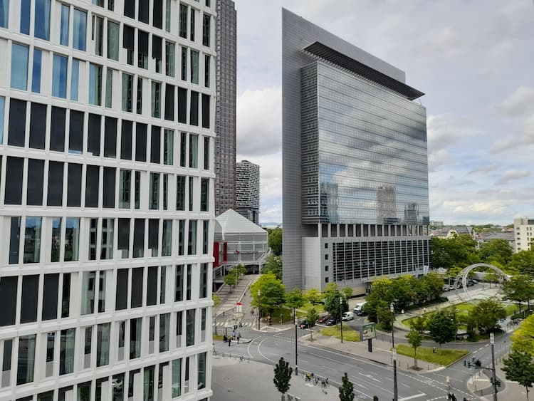 Wohnung mieten ohne Balkon: Bild zeigt Hochhäuser ohne Balkon in einer Großstadt