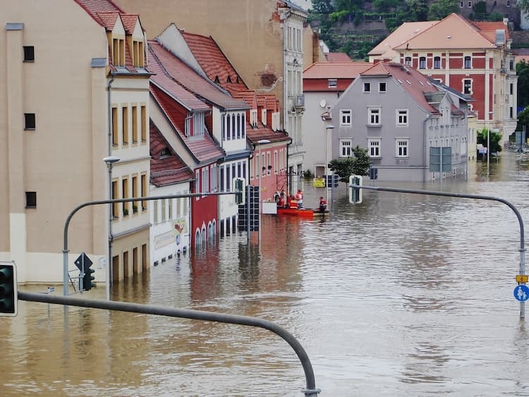 Schutz vor Hochwasser Bild zeigt überschwemmte Innenstadt