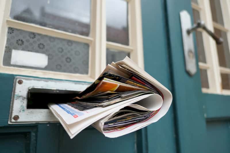 Anspruch auf Briefkasten: Bild zeigt Magazine, die in Haustürschlitz stecken
