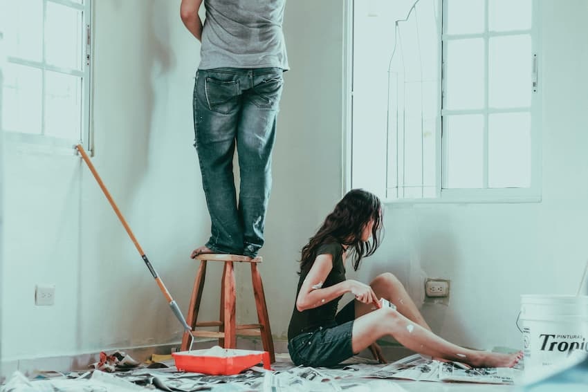 Wohnungsübergabeprotokoll: Bild zeigt 2 Personen die eine Wand weiß streichen.