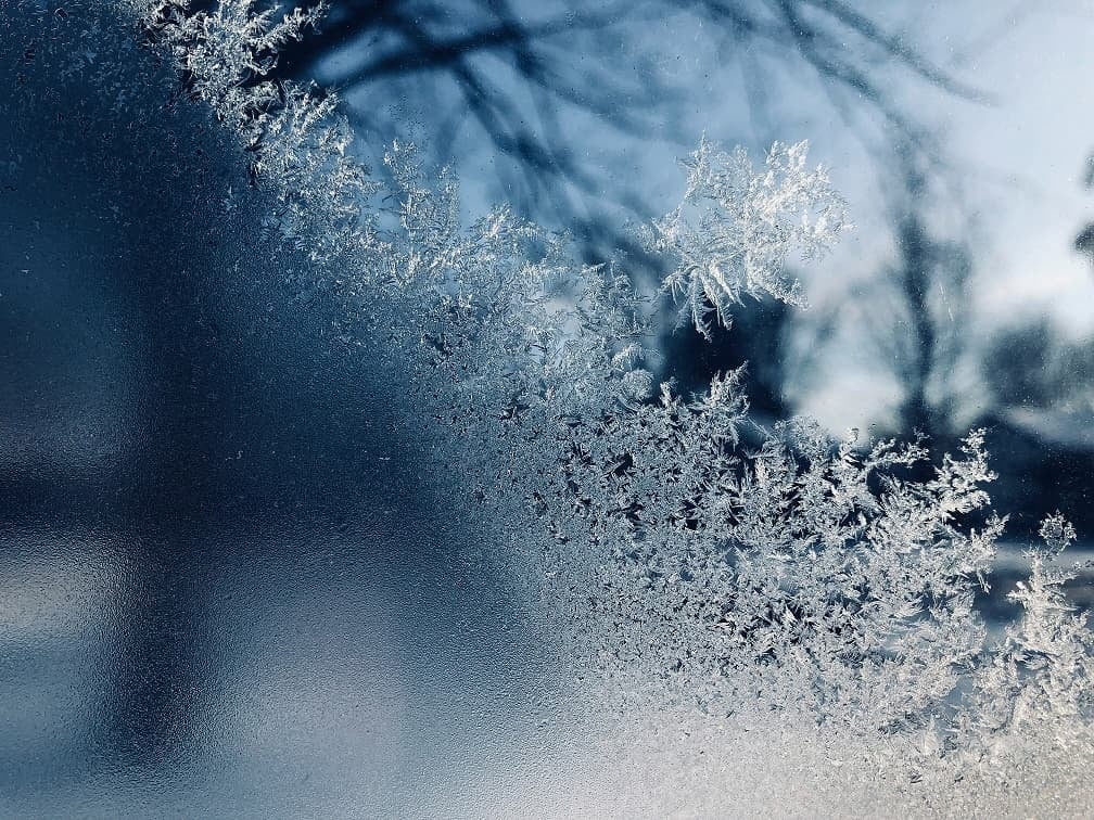 Wenn es in der Wohnung kalt wird - Bild zeigt Fenster auf dem sich Eiskristalle befinden